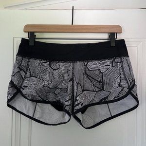 Lululemon Black & White Speed Up Short 2.5", Size 6